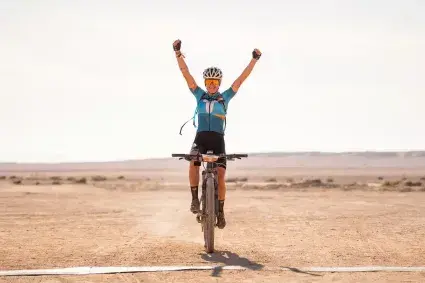 Ciclista celebra su llegada a meta