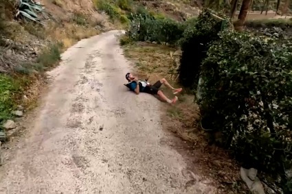 Andreu simón se cae en medio de la carrera