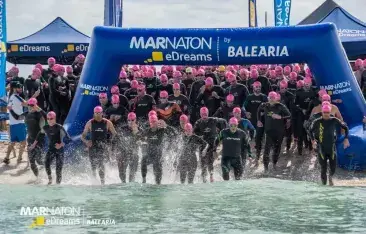 Nadadores entrando en el agua para competir en la Marnaton Formentera