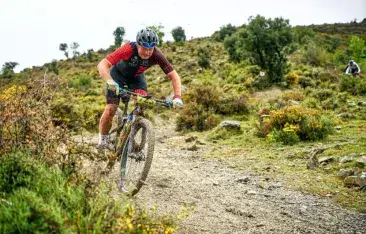 Ciclista rueda por los pirineos.