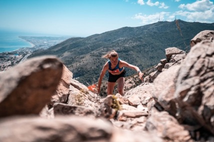 Iris Pessy sube la empinada cresta en la carrera de Calamorro Skyrace.