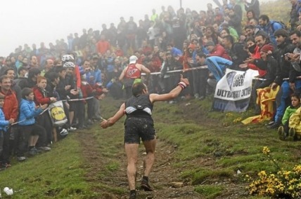 Corredor sube por Santo espíritu. 