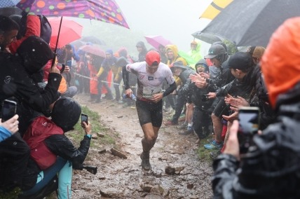 Hombre corriendo en Zegama