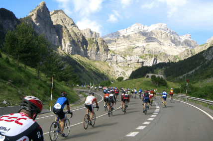 Ciclistas corriendo en la Quebrantahuesos