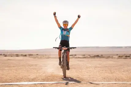 Ciclista celebra su llegada a meta