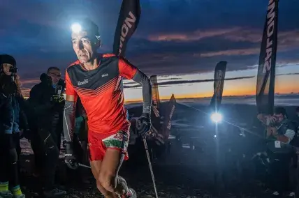 Miguel Heras subiendo por la noche hasta el Niu de l'àliga.