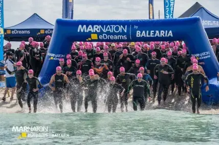 Nadadores entrando en el agua para competir en la Marnaton Formentera