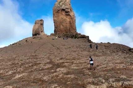 Courtney llegando al Roque Nublo