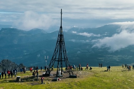 La cruz situada en lo alto del monte Gorbea