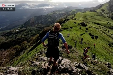 Adelantamiento femenino sobre el cresterío en Gorbeia Suzien