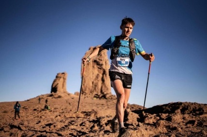 Corredor baja desde el mítico Roque Nublo en la isla de Gran Canaria. Está corriendo la carrera Transgrancanaria.