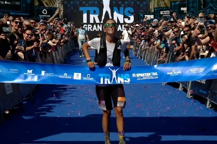 Courtney Dauwalter llega a la meta