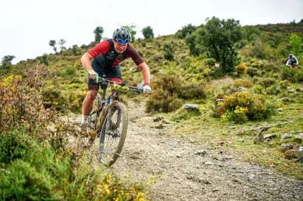 Ciclista rueda por los pirineos.