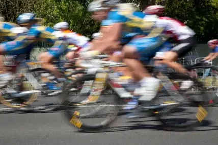 BAJAN LOS CICLISTAS EN LA QUEBRANTAHUESOS 